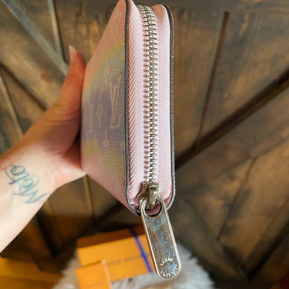 Limited Edition Louis Vuitton Escale Pastel zippy wallet card holder - Picture 3 of 16